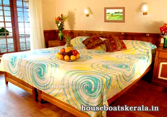 Houseboat Bedroom Pictures